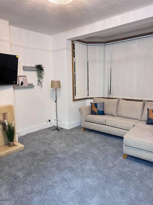 Spacious 3 Bed Flat - Beach Nearby - No Pets Southend-on-Sea Extérieur photo