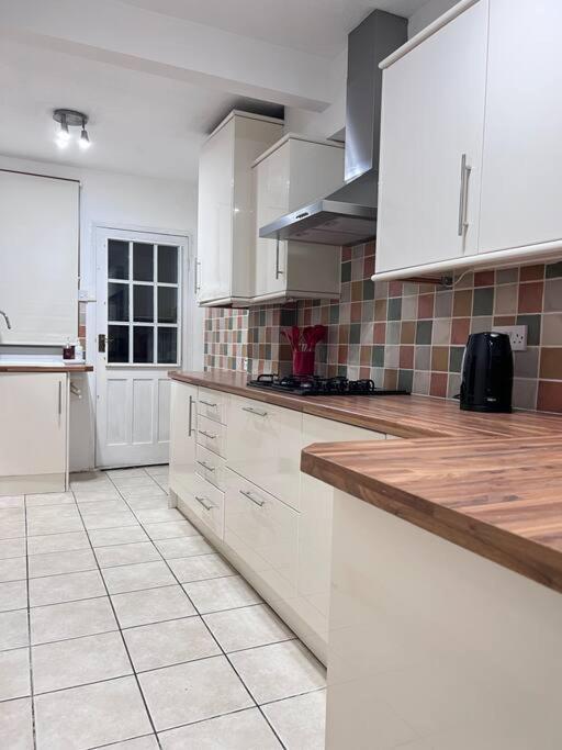 Spacious 3 Bed Flat - Beach Nearby - No Pets Southend-on-Sea Extérieur photo
