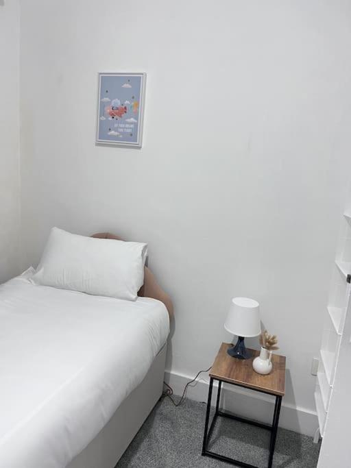 Spacious 3 Bed Flat - Beach Nearby - No Pets Southend-on-Sea Extérieur photo